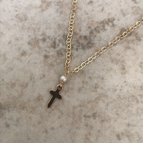 Teeny tiny solid gold cross and pearl necklace - Picture 2 of 4